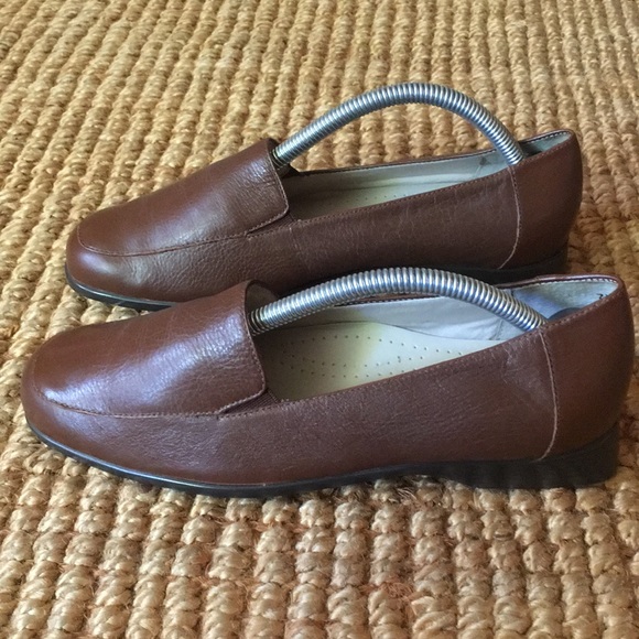 New Deanna flat by Trotters in tan - Picture 2 of 5